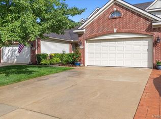 4605 Summer Ridge Dr, Howell, MI 48843
