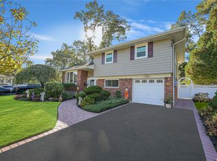 4 Harvard Ln, Commack, NY 11725