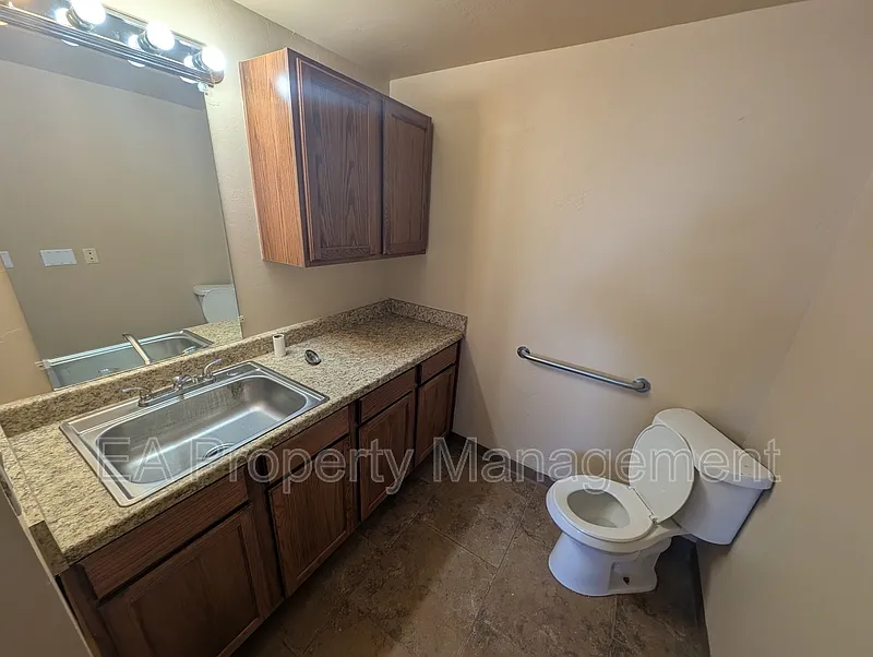 Studio, 1.0 bath, 500 sqft, $700 — Photo 4