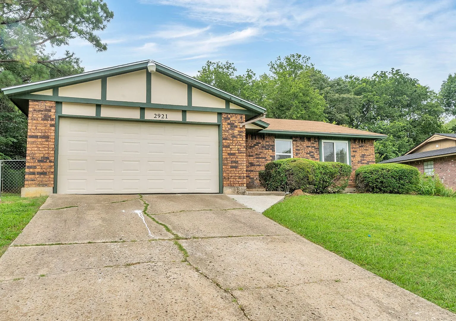 Beautifully Redone 3 Bedroom House! Available for Immediate Move in! — Photo 2
