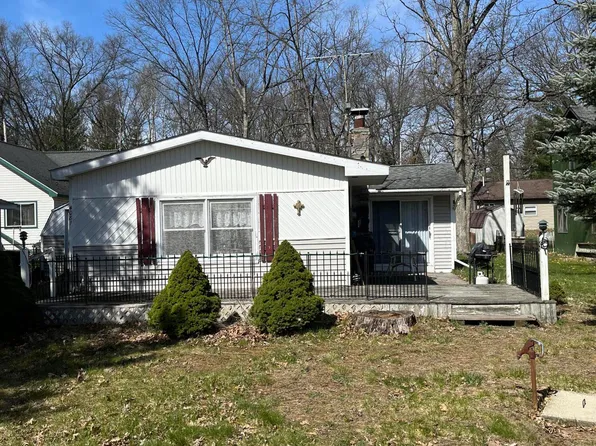 4081 Oak Shores Dr, Harrison, MI 48625