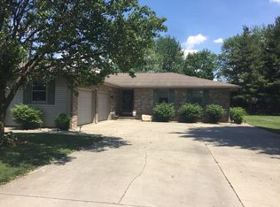 16 Eastview Dr, Sullivan, IL 61951