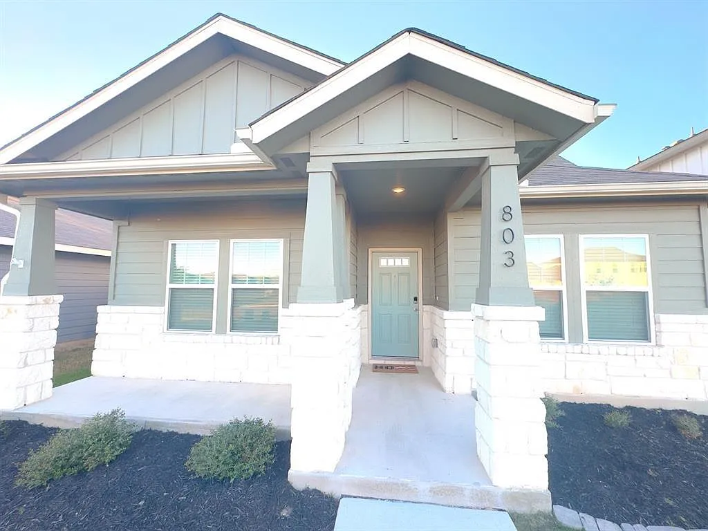4 bed, 3.0 bath, 2214 sqft, $2,100 — Photo 2