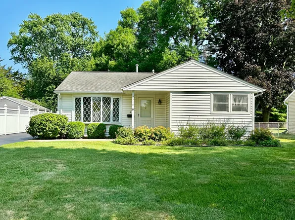 2310 Bluebird Ln, Rolling Meadows, IL 60008