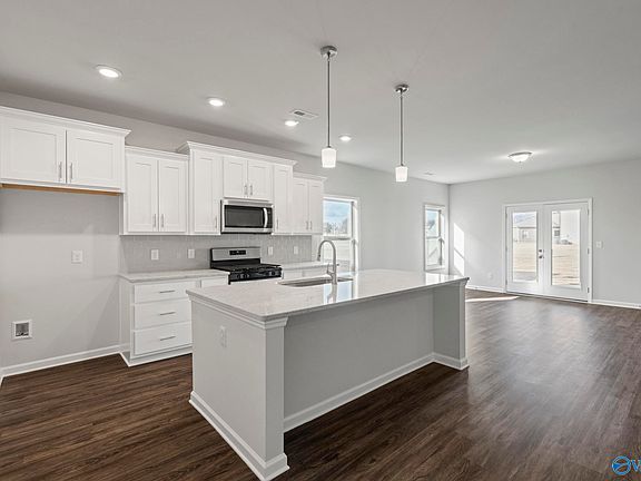 5th image of 305 Valion St