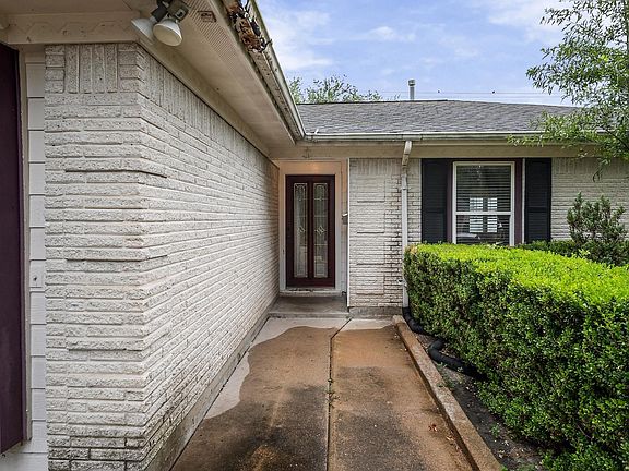 4th image of 1322 Saddle Rock Dr