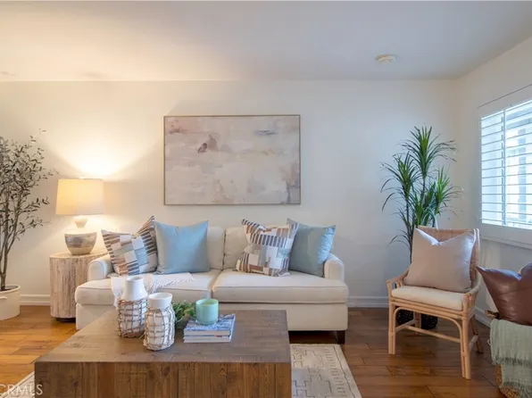 531 S La Veta Park Cir Unit 207, Orange, CA 92868