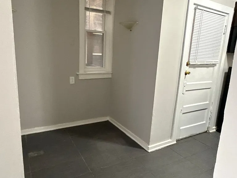 SPACIOUS 2 BEDROOM APARTMENTS AVAILABLE — Photo 43