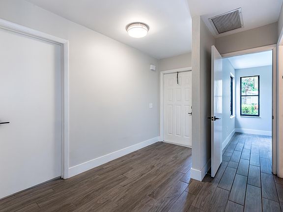 5th image of 700 NW 32nd Ave