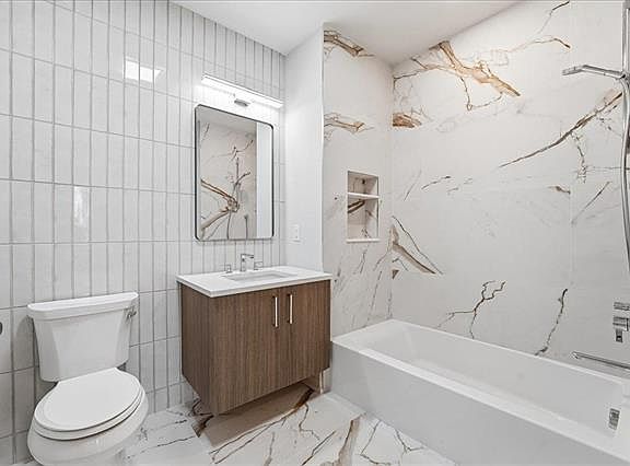 2nd image of 933 Madison St #304