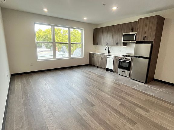 2nd image of 140 Mallory Ave #405