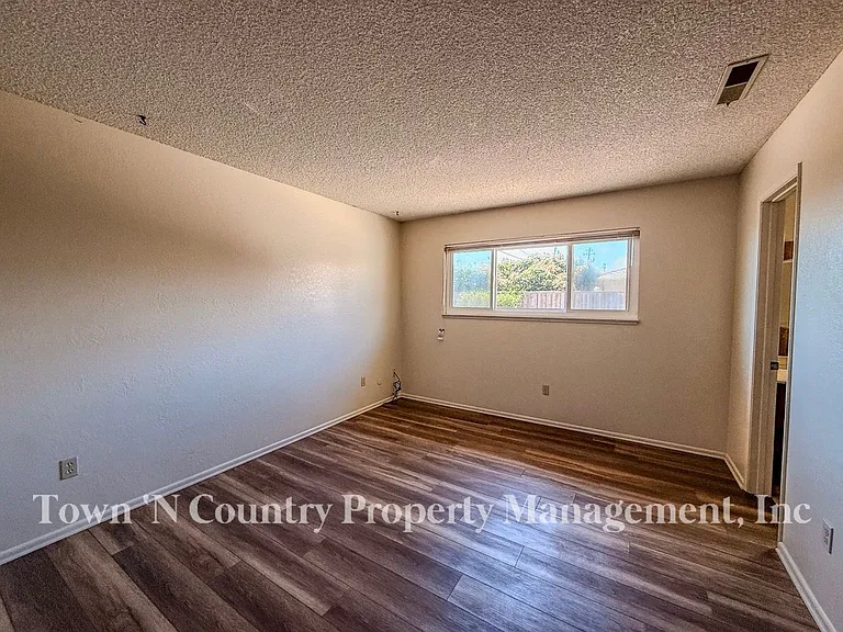 732 La Mesa Dr — Photo 14
