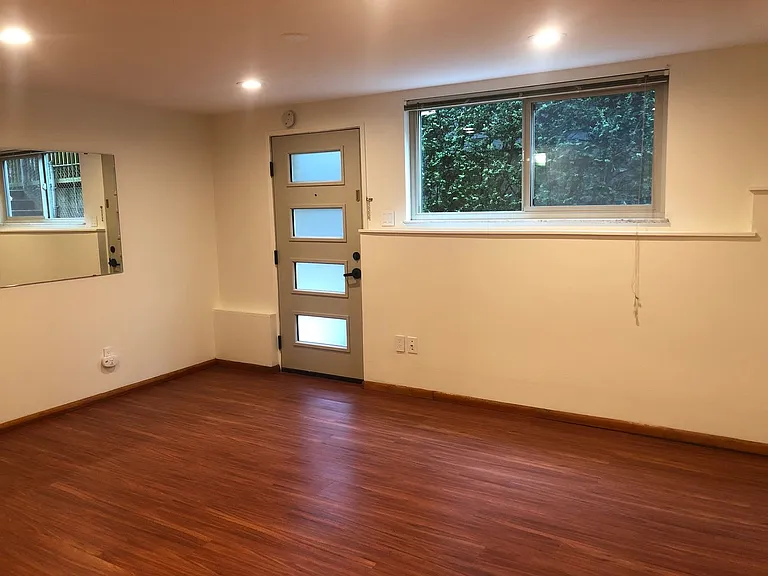 2210 Minor Ave E — Photo 2