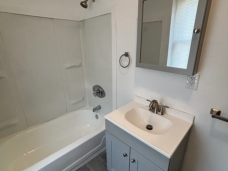 1153 E 4th St #1 — Photo 11