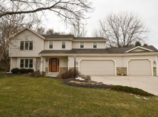 563 Greenway Ter, Hartland, WI 53029