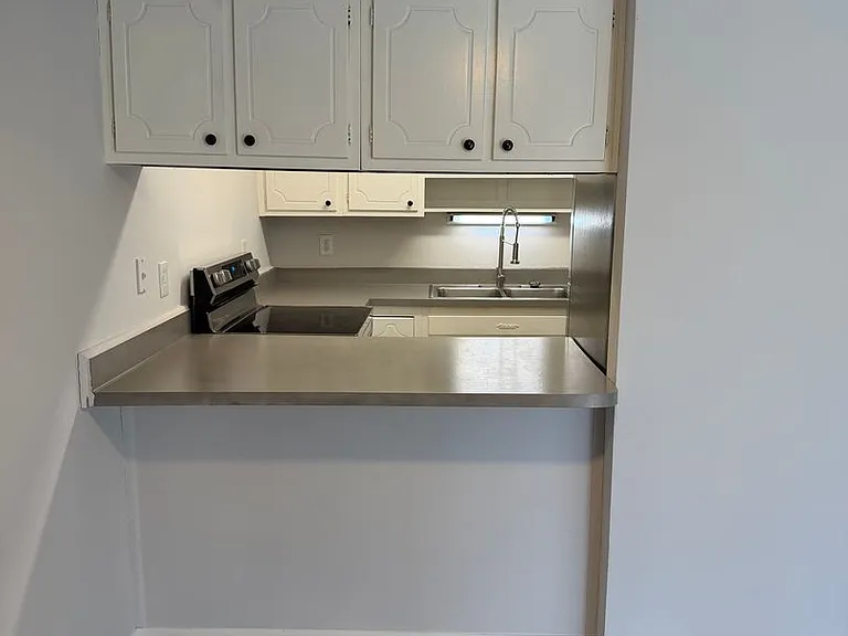 890 Parkview Ave — Photo 6
