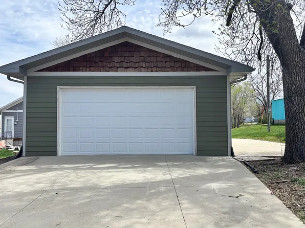 433 Madison St, Winner, SD 57580