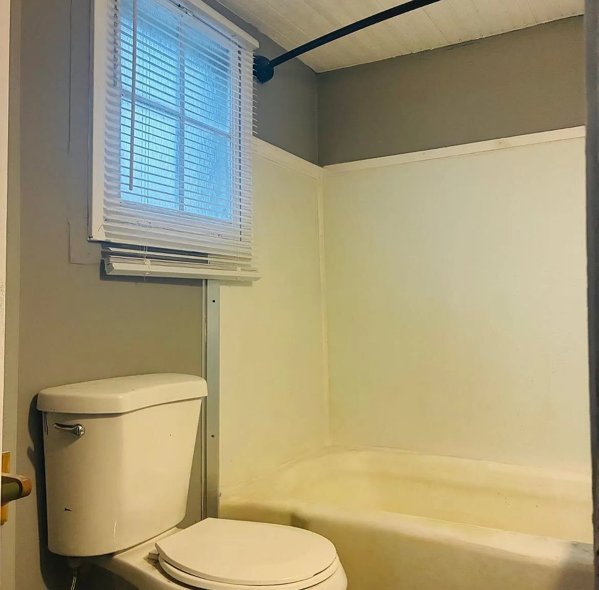 401 Gardner St — Photo 2