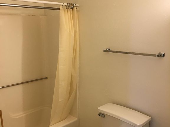 4th image of 2530 Underwood Ave #D4