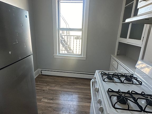 3rd image of 233 Liberty Ave APT 2R