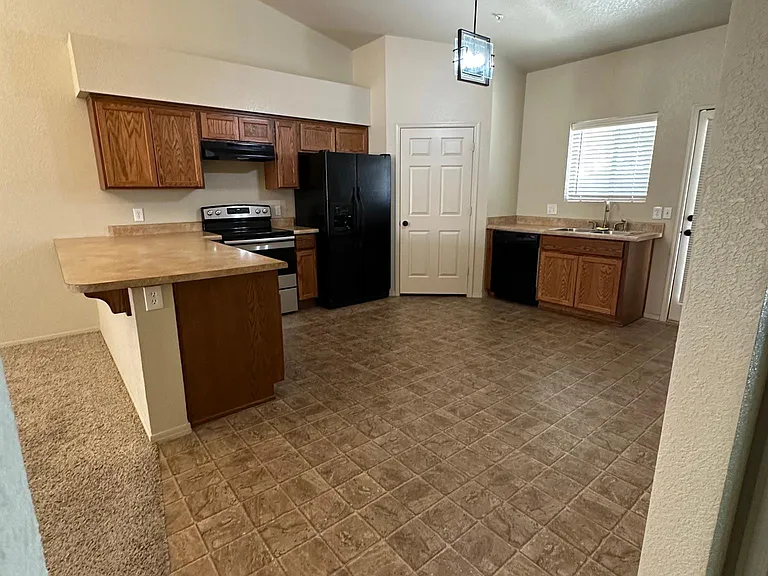 9225 E 31st Ln — Photo 2