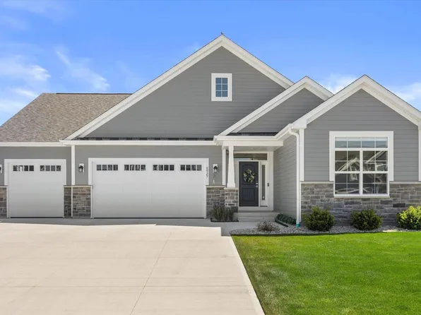 8929 Creekside CIRCLE, Pleasant Prairie, WI 53158