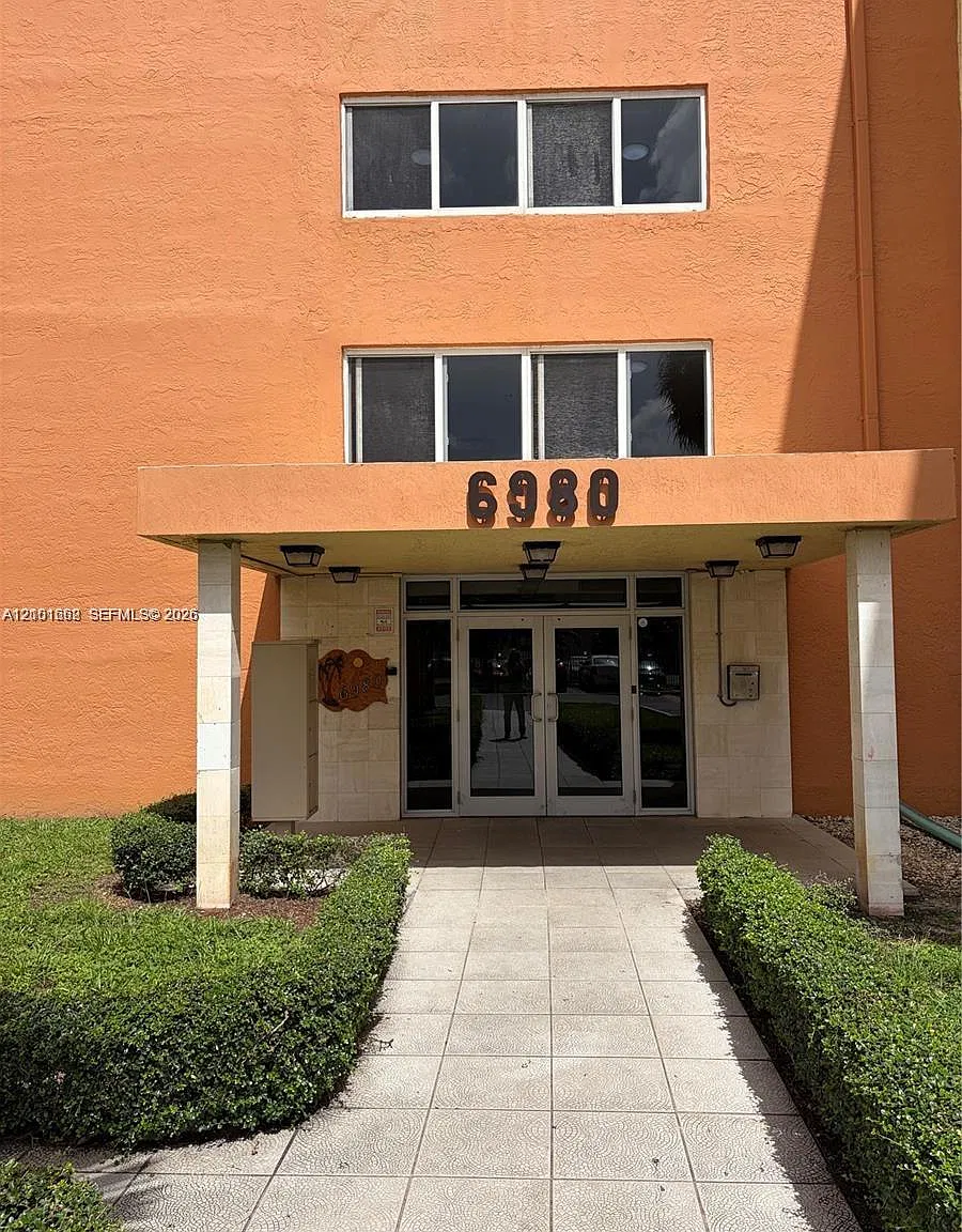 Coral Gate West Condo — Photo 1
