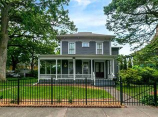 10 Oak Ln, Davenport, IA 52803