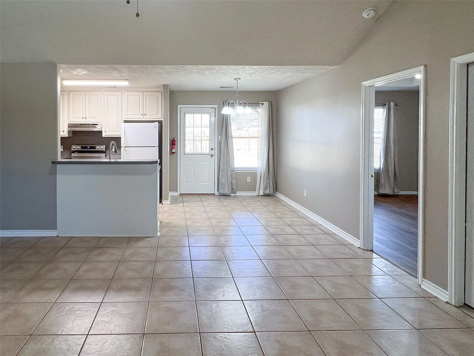 3 bed, 2.0 bath, 1118 sqft, $1,600 — Photo 3