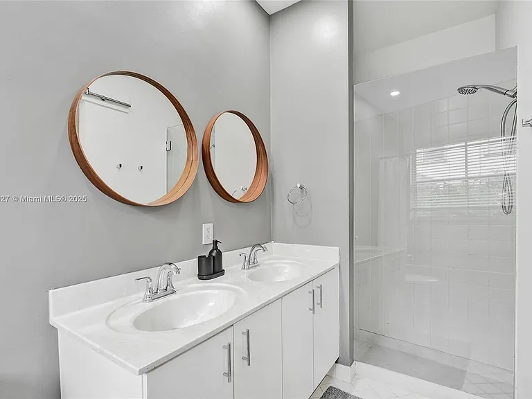 1725 Winterberry Ln — Photo 38