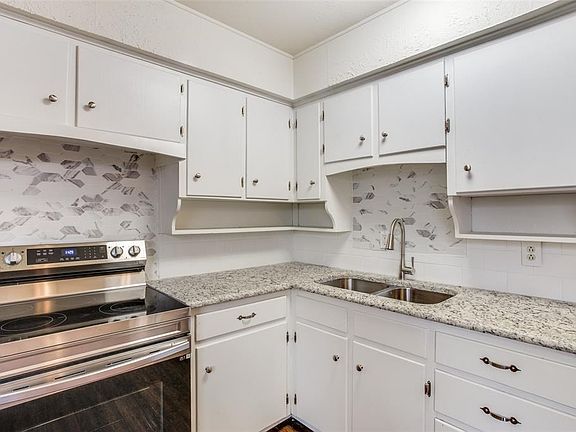 3rd image of 805 Comal Ave