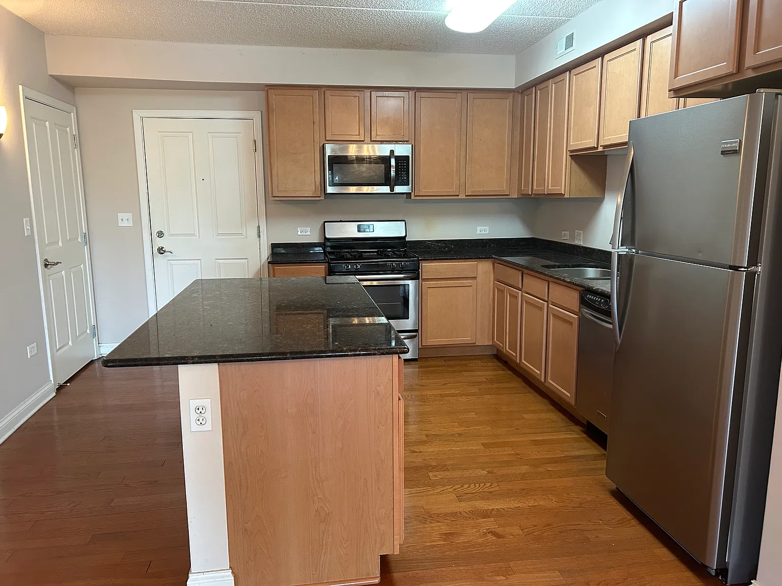2 bed, 1300 sqft, $2,600 — Photo 3