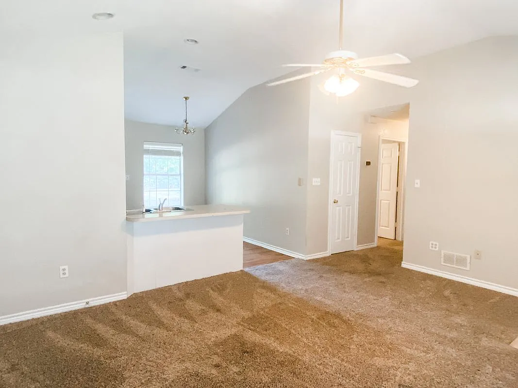 3 bed, 2.0 bath, 1188 sqft, $2,100 — Photo 2
