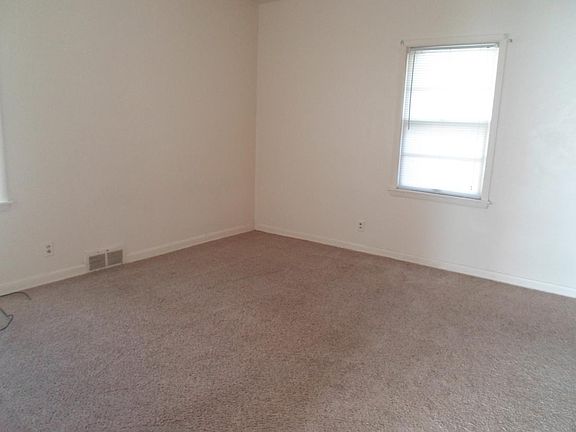 Bedroom w/ very large closet