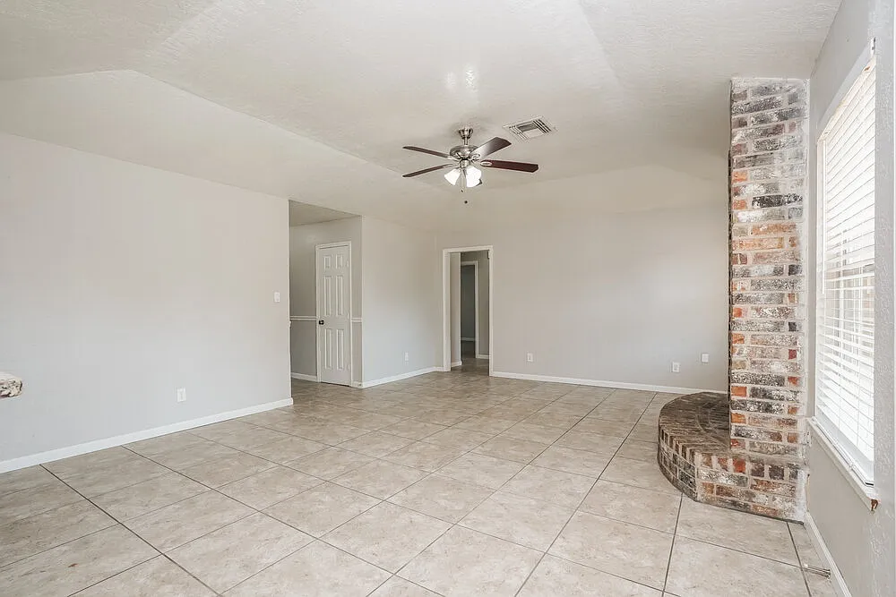3 bed, 2.0 bath, 1372 sqft, $1,965 — Photo 4