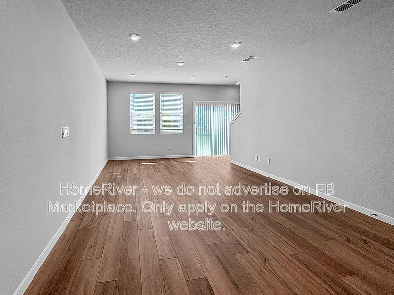 3 bed, 2.5 bath, 1429 sqft, $1,885 — Photo 2