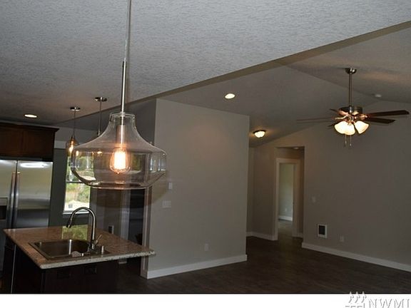 5th image of 665 Island Cir SE