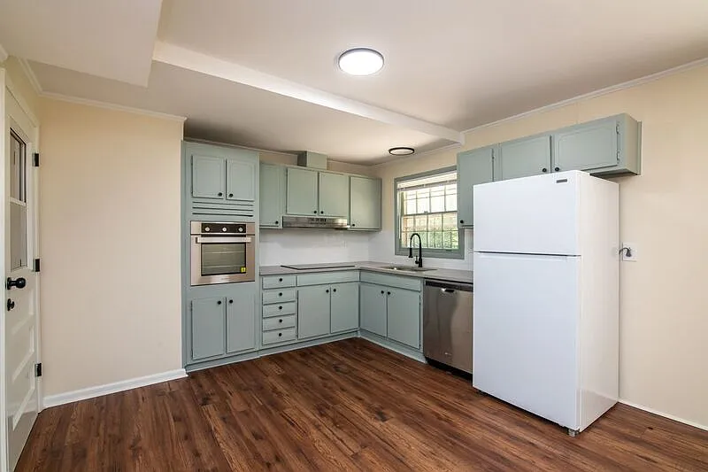 4 bed, 2.0 bath, 1800 sqft, $1,500 — Photo 3