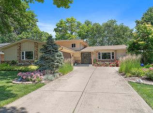 2611 N Stuart Dr, Arlington Heights, IL 60004