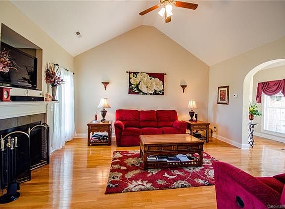 5th image of 165 Skyland Dr