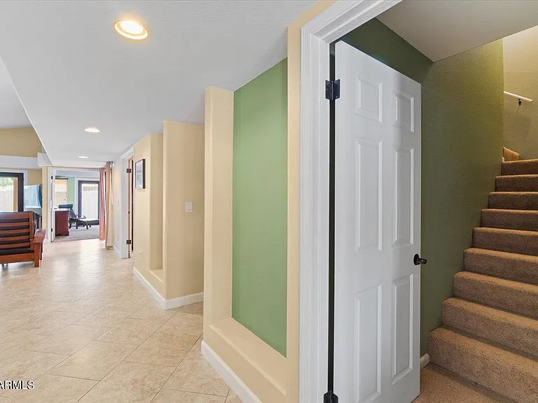 687 N May St — Photo 30