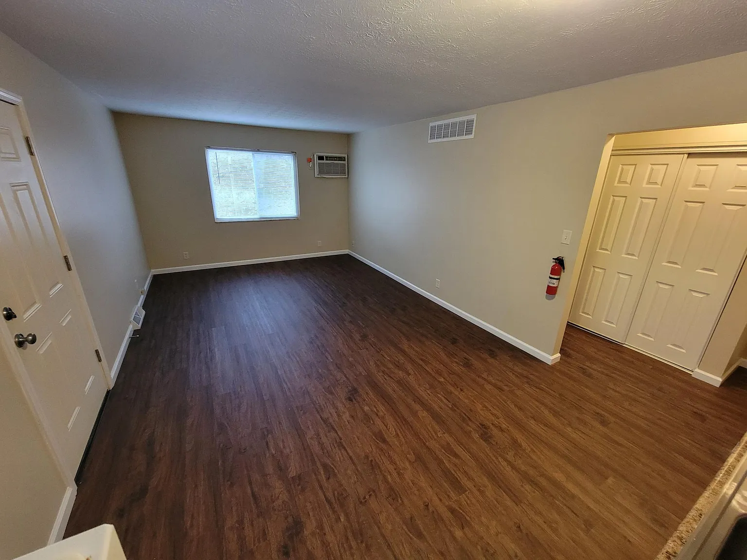 1090 Tonawanda Ave — Photo 4