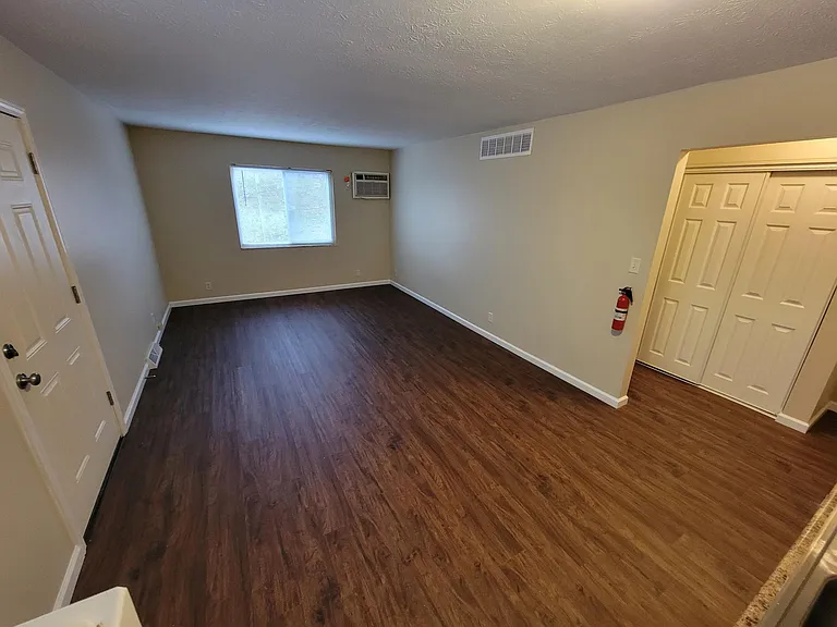 1090 Tonawanda Ave #1090 — Photo 4