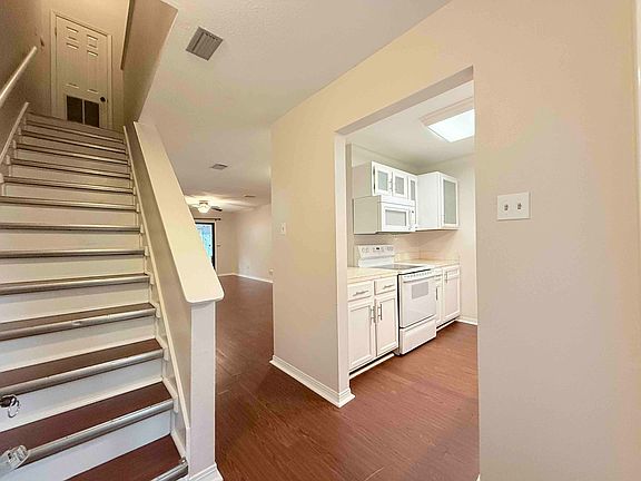 3rd image of 36 Summer Oaks Dr