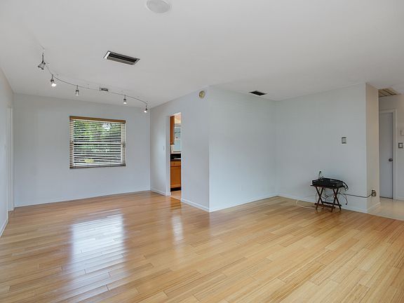 4th image of 3332 Balsam Dr