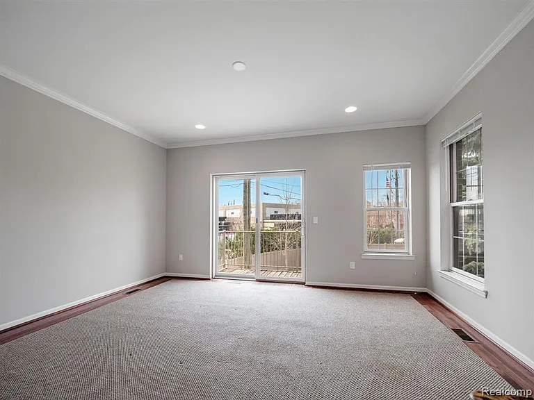 502 Graten St — Photo 9