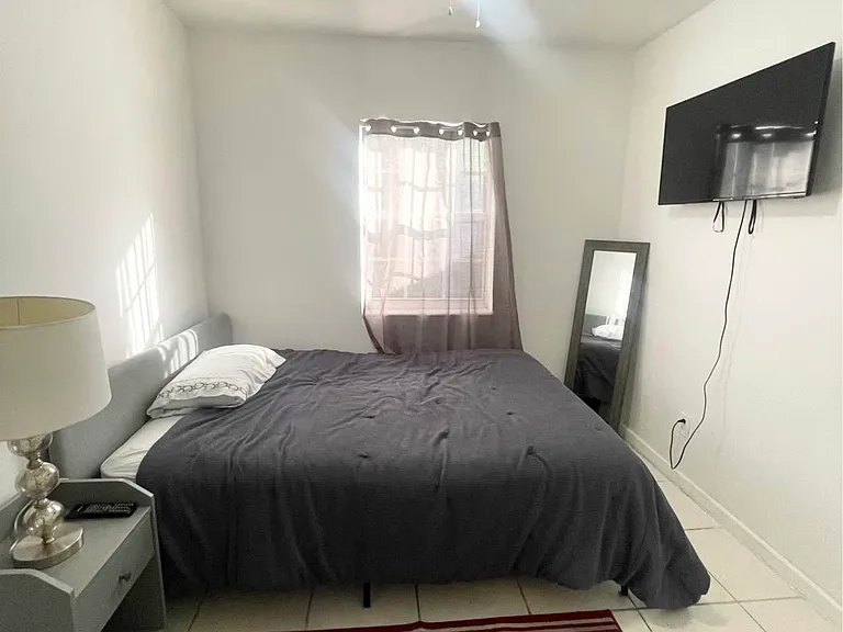 1100 NW 11th Pl — Photo 2