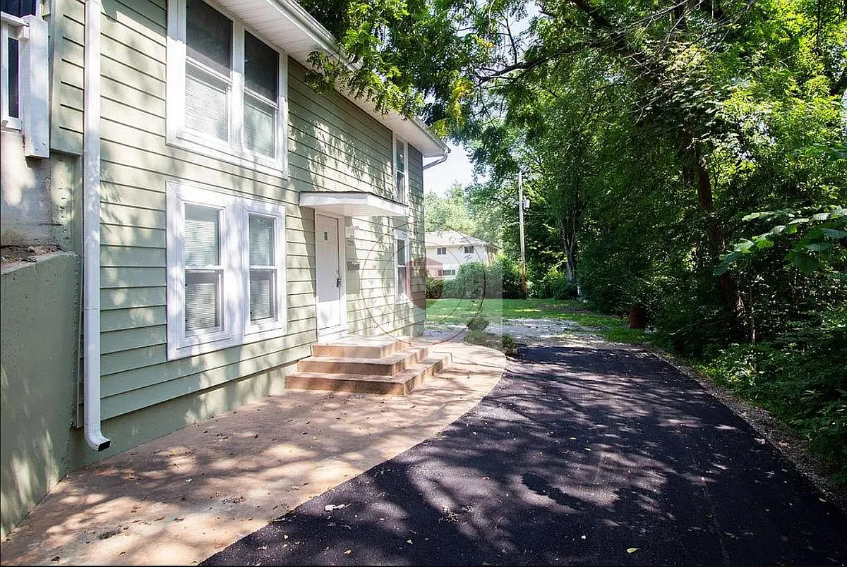 Building Photo - 329 W Insley Ave