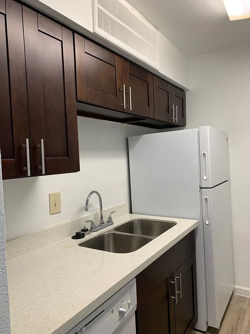 Emerald Cove Apartments — Photo 3