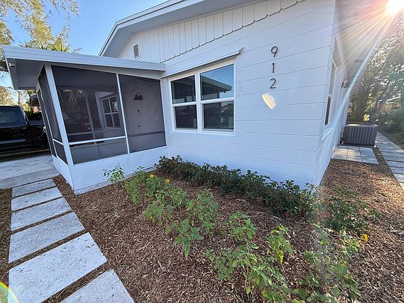 2nd image of 912 SE Tarpon Avenue